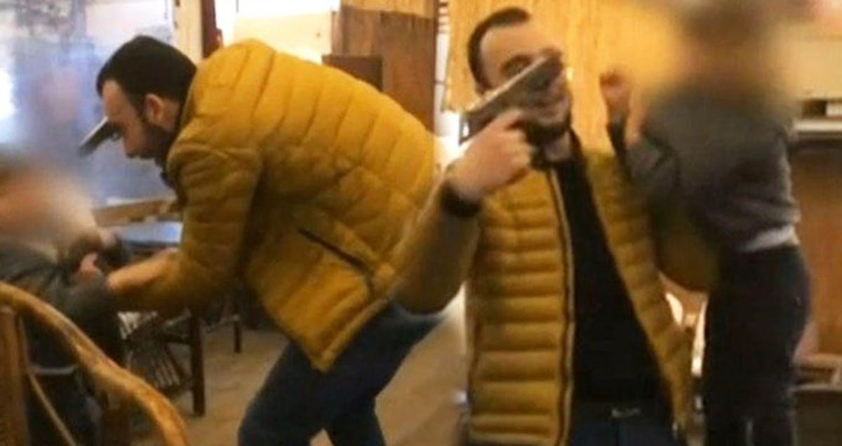 Şehir Magandası, Küçük Çocuğun Başına Silah Dayayıp 'Sıkarım Kafana' Diyerek Tehdit Etti