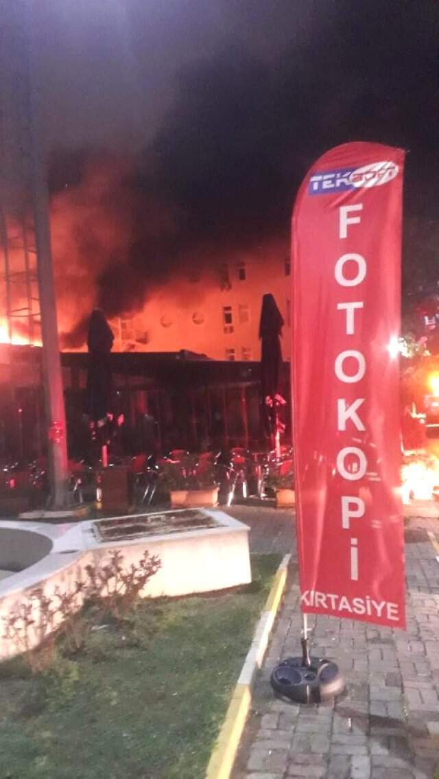 Son Dakika! Marmara Üniversitesinde Korkutan Yangın! Ekipler Müdahale Ediyor