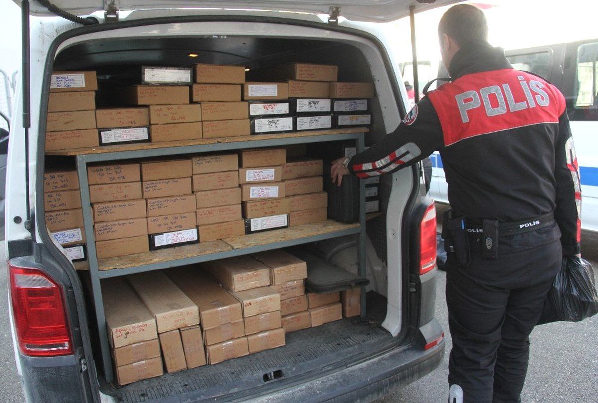 Şüphe Üzerine Durdurulan Ticari Araçtan Cephanelik Çıktı