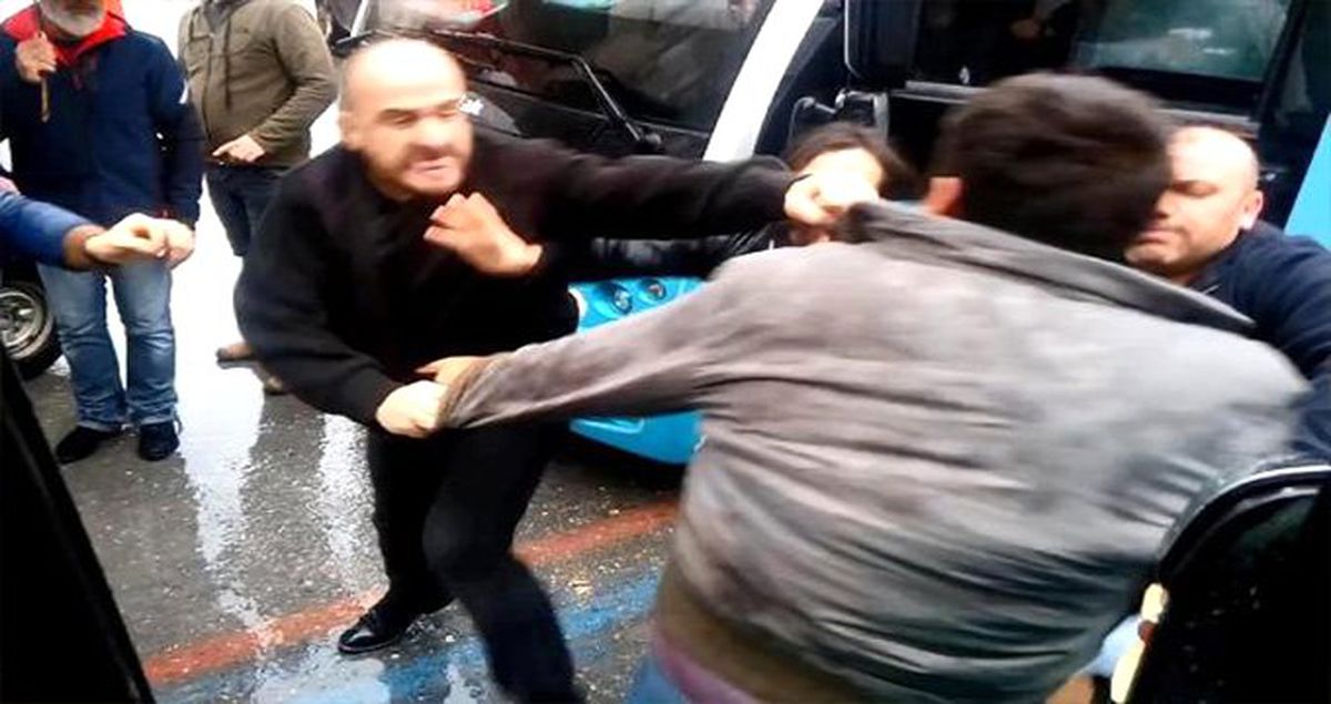 Yol Ortasında Tekme Tokat Kavga! Yolcular Her Şeyi Kaydetti