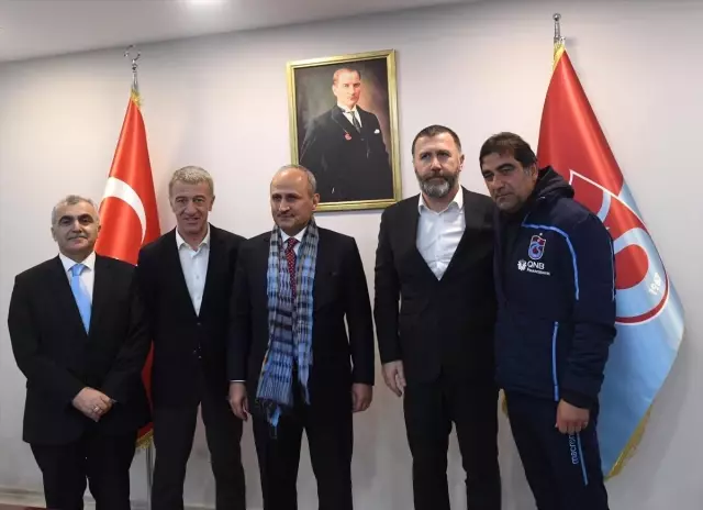 Bakan Turhan'dan Trabzonspor'a Ziyaret Bakan Turhan'dan Trabzonspor'a Ziyaret
