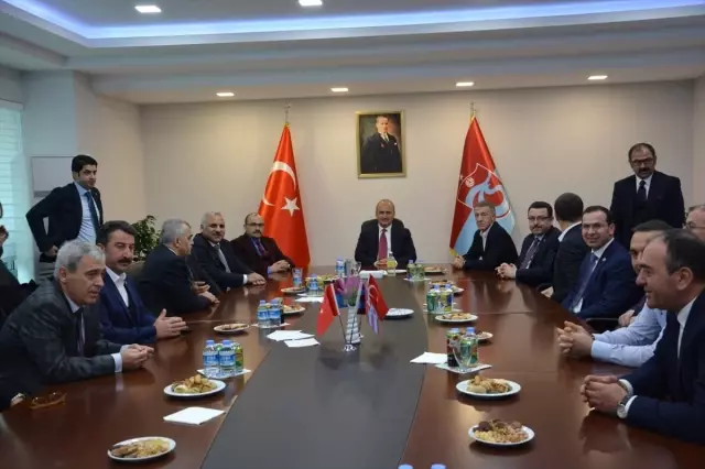 Bakan Turhan'dan Trabzonspor'a Ziyaret Bakan Turhan'dan Trabzonspor'a Ziyaret