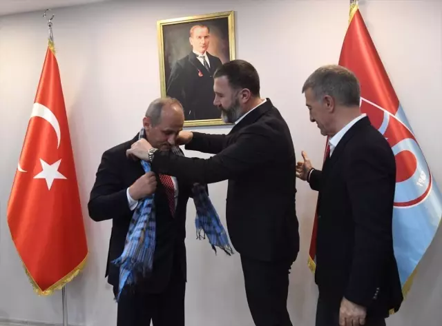 Bakan Turhan'dan Trabzonspor'a Ziyaret Bakan Turhan'dan Trabzonspor'a Ziyaret