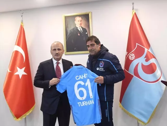 Bakan Turhan'dan Trabzonspor'a Ziyaret Bakan Turhan'dan Trabzonspor'a Ziyaret