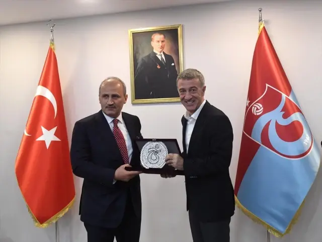 Bakan Turhan'dan Trabzonspor'a Ziyaret Bakan Turhan'dan Trabzonspor'a Ziyaret