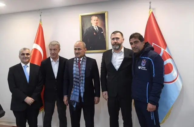 Bakan Turhan'dan Trabzonspor'a Ziyaret Bakan Turhan'dan Trabzonspor'a Ziyaret