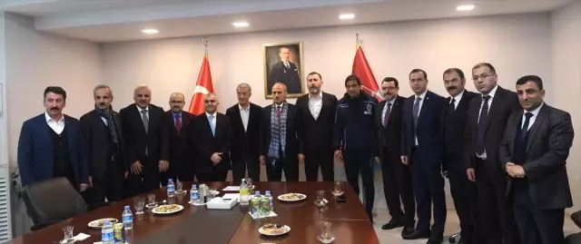Bakan Turhan'dan Trabzonspor'a Ziyaret Bakan Turhan'dan Trabzonspor'a Ziyaret