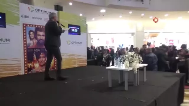 Bir Aşk İki Hayat'ın İzmir Galasında Başrol Oyuncuları Bergüzar Korel ve Engin Akyürek Sevgi Seli... Bir Aşk İki Hayat'ın İzmir Galasında Başrol Oyuncuları Bergüzar Korel ve Engin Akyürek Sevgi Seli...