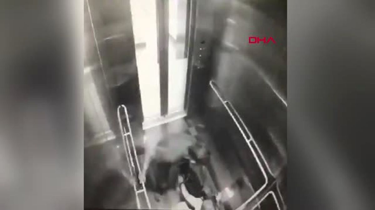 Dha Dış - Malezya Polisi, Bir Kadını Asansörde Ölümüne Darp Eden Bu Hırsızı Arıyor