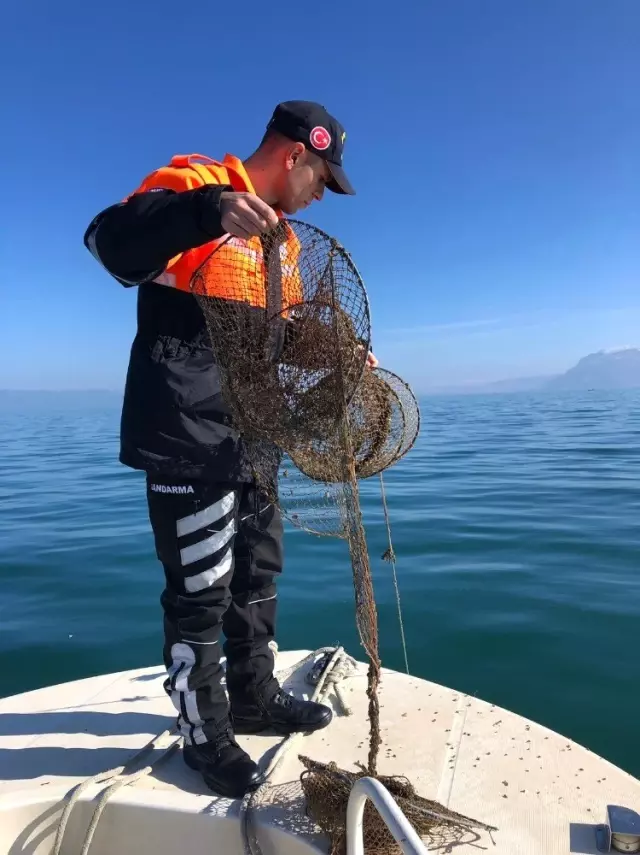 Eğirdir Gölü'nde Kaçak Avcılık Denetimi Eğirdir Gölü'nde Kaçak Avcılık Denetimi