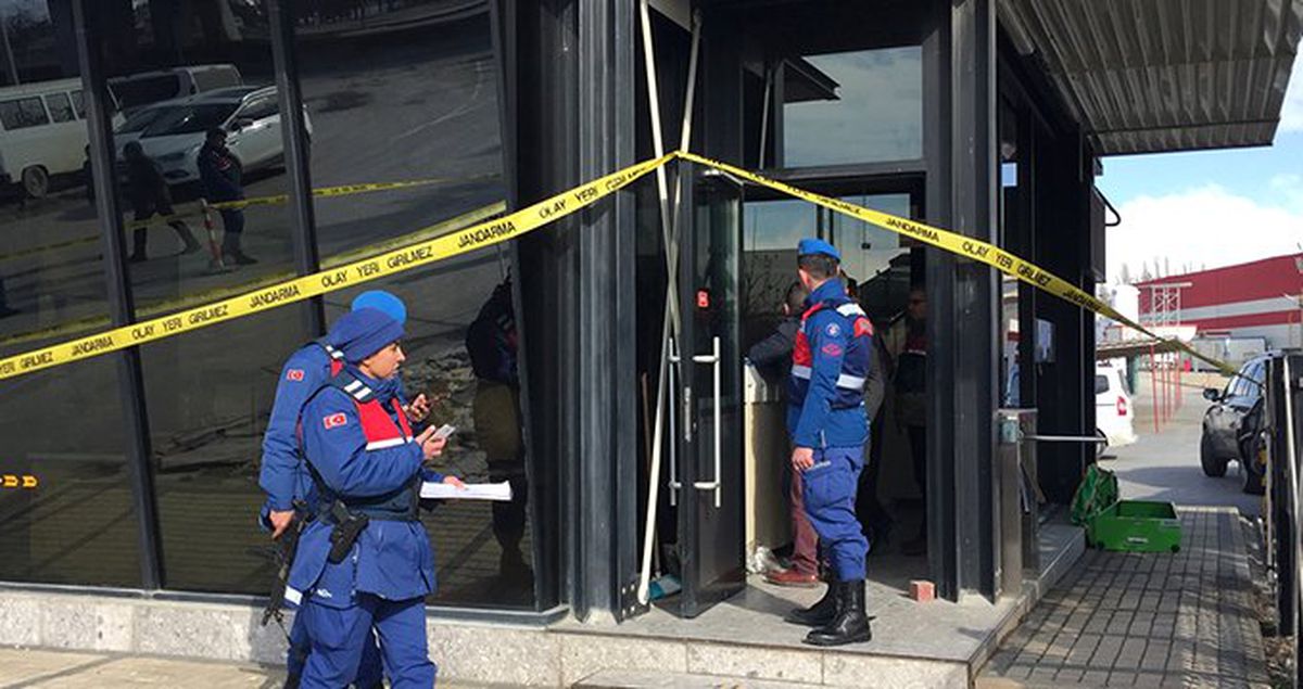 Fahri Konsolos, Güvenlik Görevlisinin Silahıyla Başına Ateş Ederek İntihar Etti