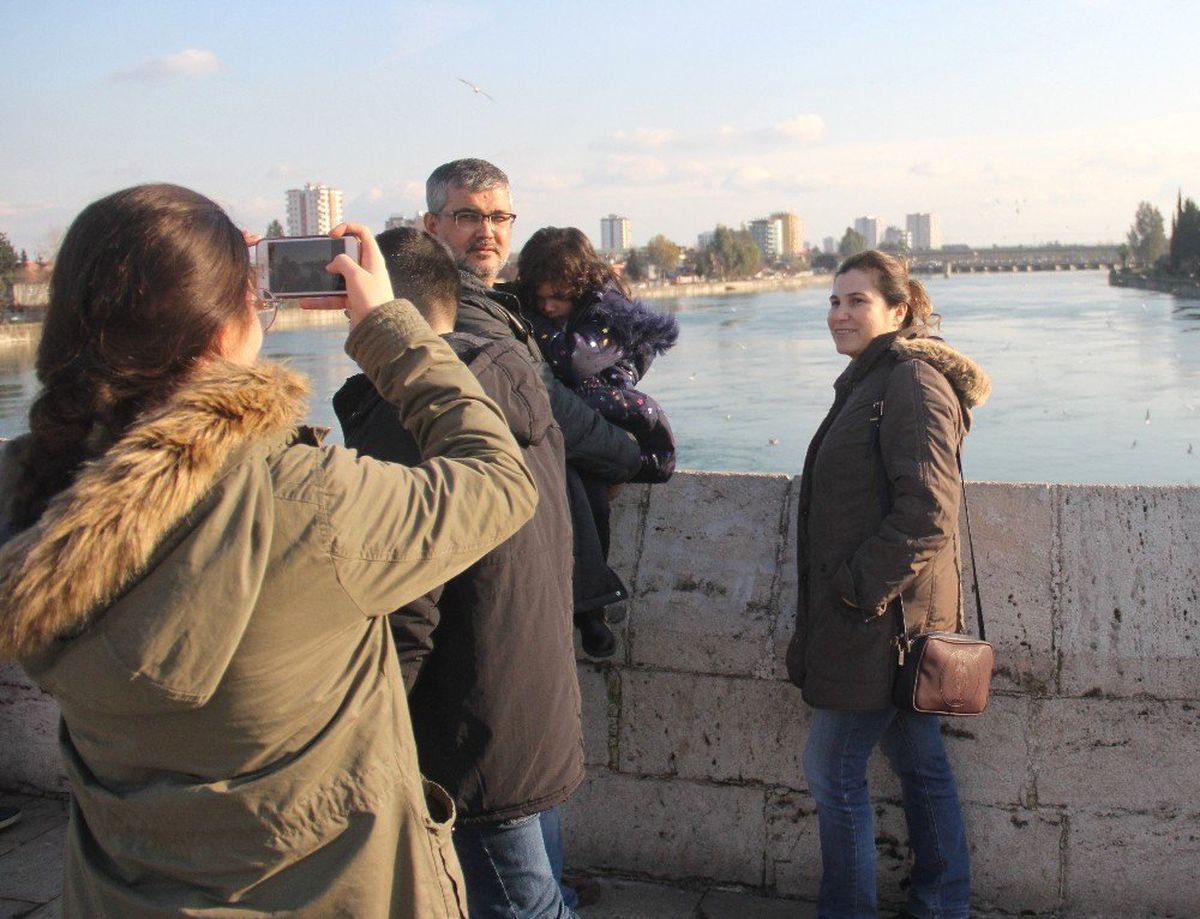 Küçük Kız Köprüden Atladı Meraklı Vatandaşlar Fotoğraf Çektirdi