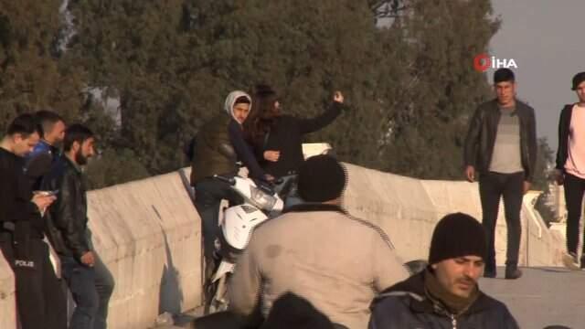 Küçük Kız Köprüden Atladı Meraklı Vatandaşlar Fotoğraf Çektirdi