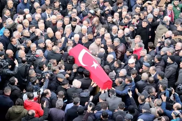 Ozan Arif'in Cenazesi Evine Getirilip, Helallik Alındı (2) Ozan Arif'in Cenazesi Evine Getirilip, Helallik Alındı (2)