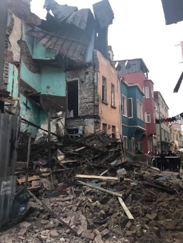 Son Dakika! Balat'ta 4 Katlı Bina Çöktü