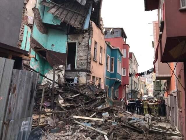 Son Dakika! Balat'ta 4 Katlı Bina Çöktü