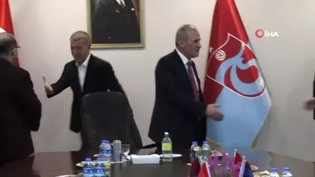 Ulaştırma ve Altyapı Bakanı Cahit Turhan'dan Trabzonspor'a Ziyaret Ulaştırma ve Altyapı Bakanı Cahit Turhan'dan Trabzonspor'a Ziyaret