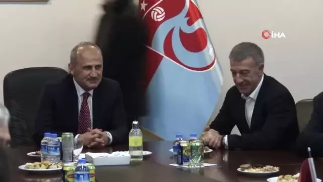 Ulaştırma ve Altyapı Bakanı Cahit Turhan'dan Trabzonspor'a Ziyaret Ulaştırma ve Altyapı Bakanı Cahit Turhan'dan Trabzonspor'a Ziyaret