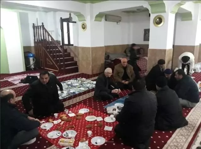 Belediye Başkanı'nın, Cami İçerisinde Yaptığı Program Tepki Çekti Belediye Başkanı'nın, Cami İçerisinde Yaptığı Program Tepki Çekti