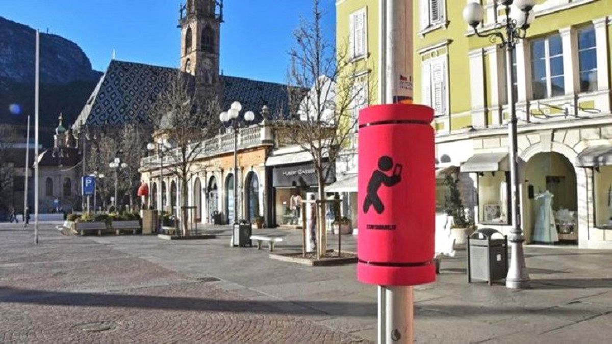 Cep Telefonu Zombileri İçin Sorun Teşkil Eden Sokak Direklerine Yastık Yerleştirilecek