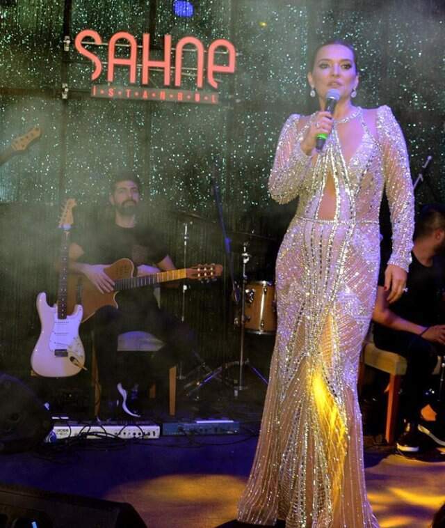 Demet Akalın, Reynmen'in Milyonlarca Tıklanan Şarkısına Sahnesinde Seslendirdi