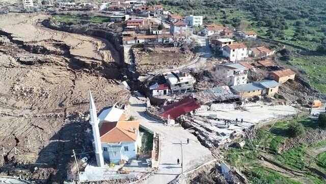 İzmir'de Meydana Gelen Heyelan Köyü İkiye Böldü