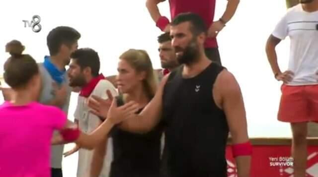 Survivor'da Sevinç Gerginliği! Acun Ilıcalı, Hikmet ile Yunan Yarışmacı Arasındaki Tartışmaya Müdahale Etti