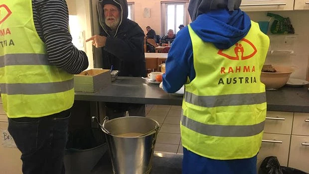 Avusturya'da Müslümanlardan Evsizlere Sıcak Yemek