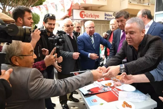 Başkan Adayı Böcek'e Büyük Sevgi Gösterisi