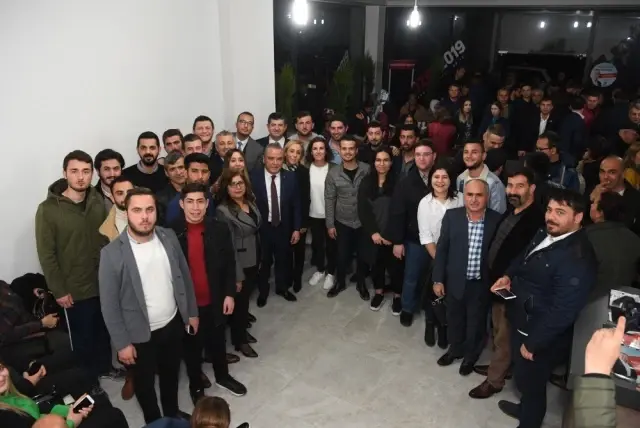 Başkan Adayı Böcek'e Büyük Sevgi Gösterisi Başkan Adayı Böcek'e Büyük Sevgi Gösterisi