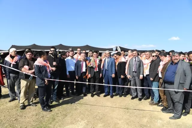 Başkan Adayı Böcek'e Büyük Sevgi Gösterisi Başkan Adayı Böcek'e Büyük Sevgi Gösterisi