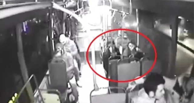 Genç Kızı Taciz Edip 'Engelliyim' Diyen Sapığın Linç Edildiği Anlar Kameraya Yansıdı