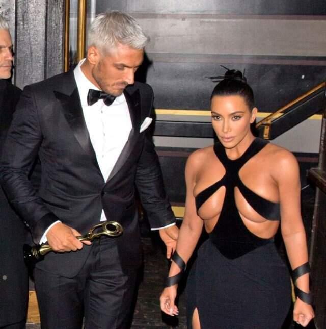 Kim Kardashian, Sadece Göğüs Ucunu Kapatan Elbisesiyle Tüm Dikkatleri Üzerine Çekti