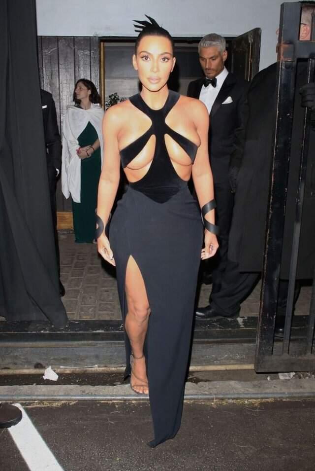Kim Kardashian, Sadece Göğüs Ucunu Kapatan Elbisesiyle Tüm Dikkatleri Üzerine Çekti
