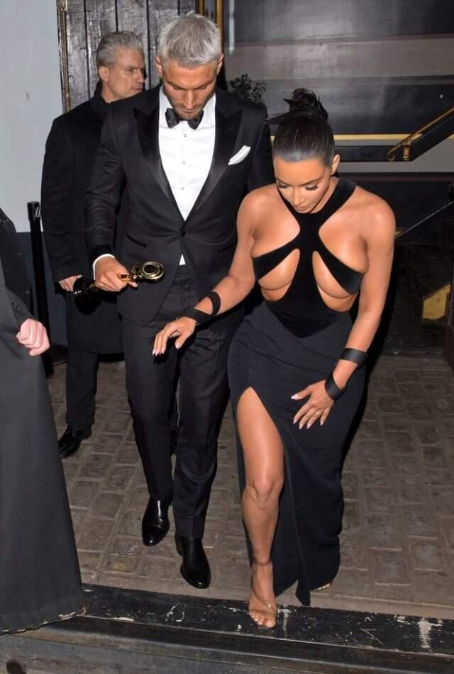 Kim Kardashian, Sadece Göğüs Ucunu Kapatan Elbisesiyle Tüm Dikkatleri Üzerine Çekti