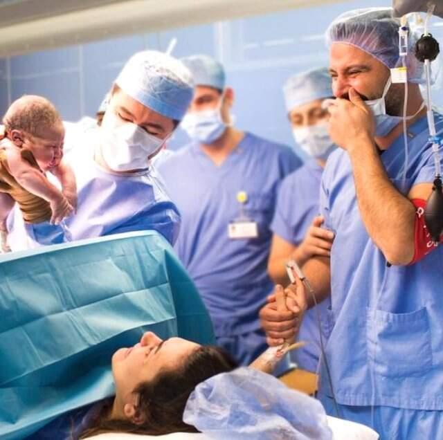 Alişan ve Buse Varol'un Bebeklerini Gördüğü İlk Anların Görüntüleri Ortaya Çıktı
