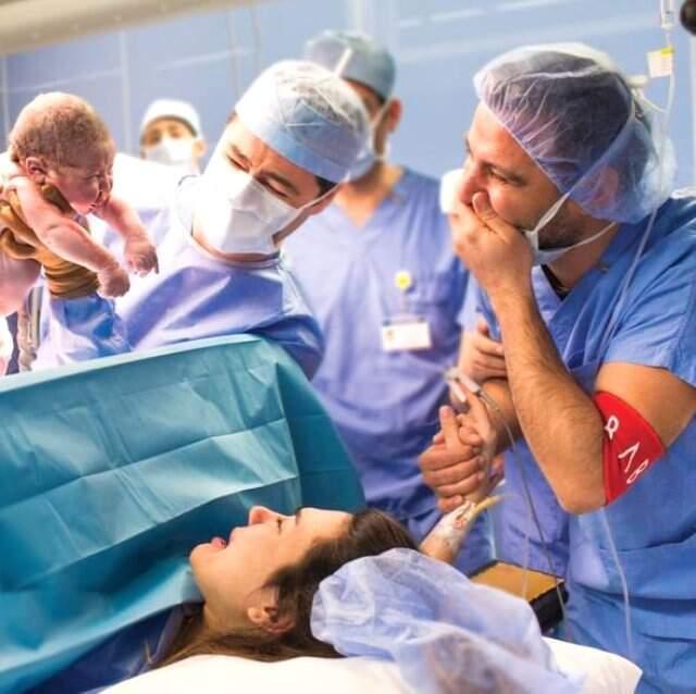 Alişan ve Buse Varol'un Bebeklerini Gördüğü İlk Anların Görüntüleri Ortaya Çıktı