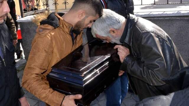 Bir Babanın En Ağır Yükü! 2 Aylık Bebeğinin Tabutunu Kucaklayıp Götürdü