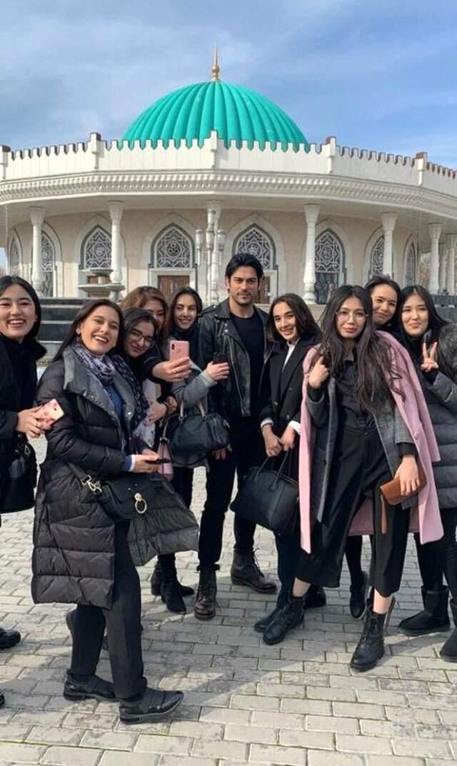 Burak Özçivit'in Özbekçe Seslendirilen Reklam Filmi, Sosyal Medyada Olay Oldu