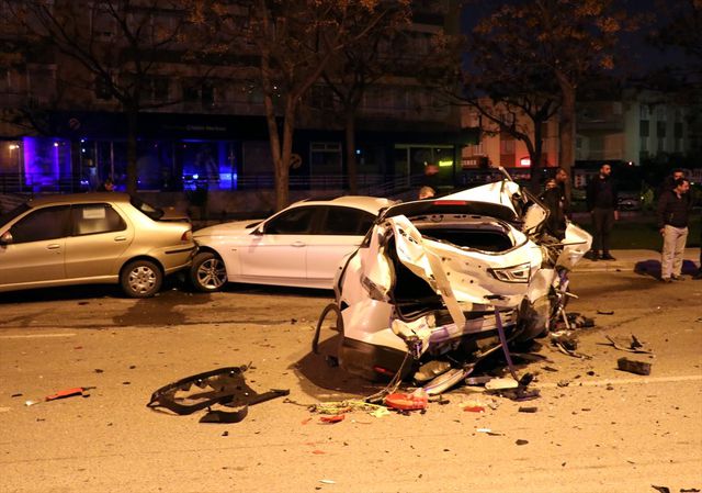 Ä°zmir'in BayraklÄ± ilÃ§esinde aÅÄ±rÄ± hÄ±zlÄ± olduÄu iddia edilen bir otomobilin, park halindeki araÃ§lara Ã§arpmasÄ± sonucu 2 kiÅi yaralandÄ±. ile ilgili gÃ¶rsel sonucu