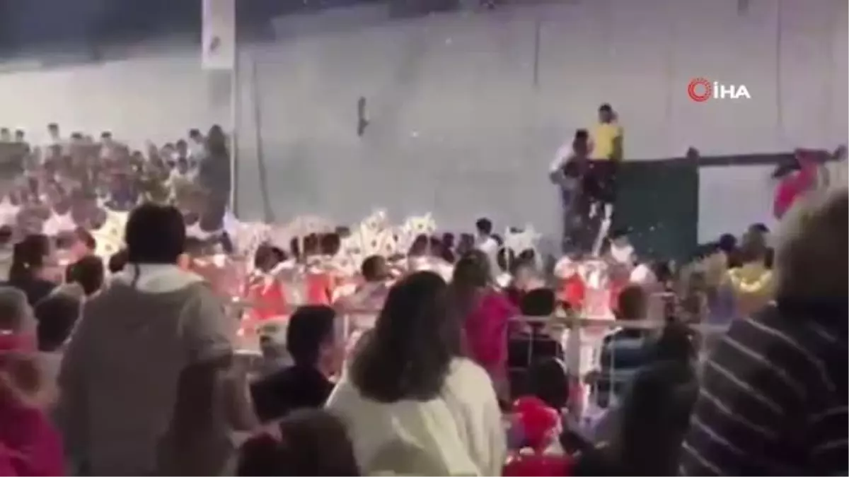 Karnaval'da Platform Çöktü: 34 Yaralı