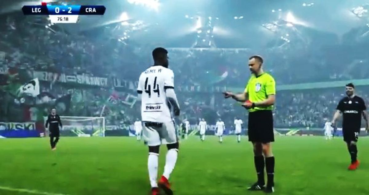 Polonya'da Hakemin Kırmızı Kart Hareketi, Futbolcuyu Şoke Etti