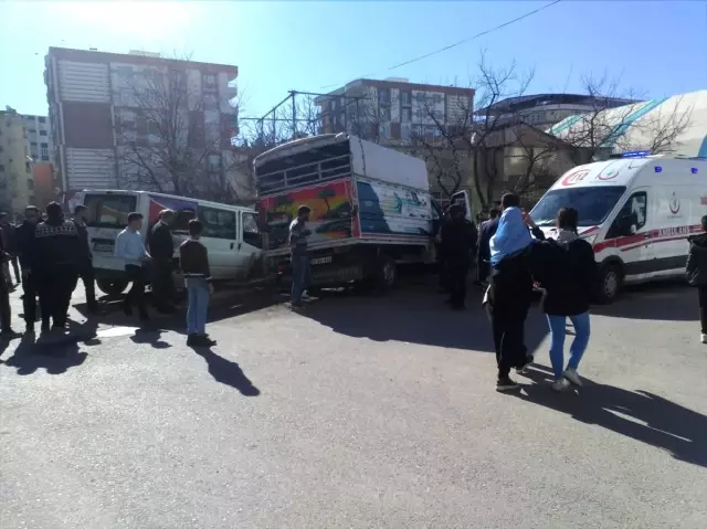 Siirt'te Trafik Kazası: 3 Yaralı Siirt'te Trafik Kazası: 3 Yaralı
