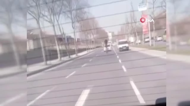 Trafikte Motosiklet Üzerinde Ayağa Kalkan Sürücü Kamerada ...