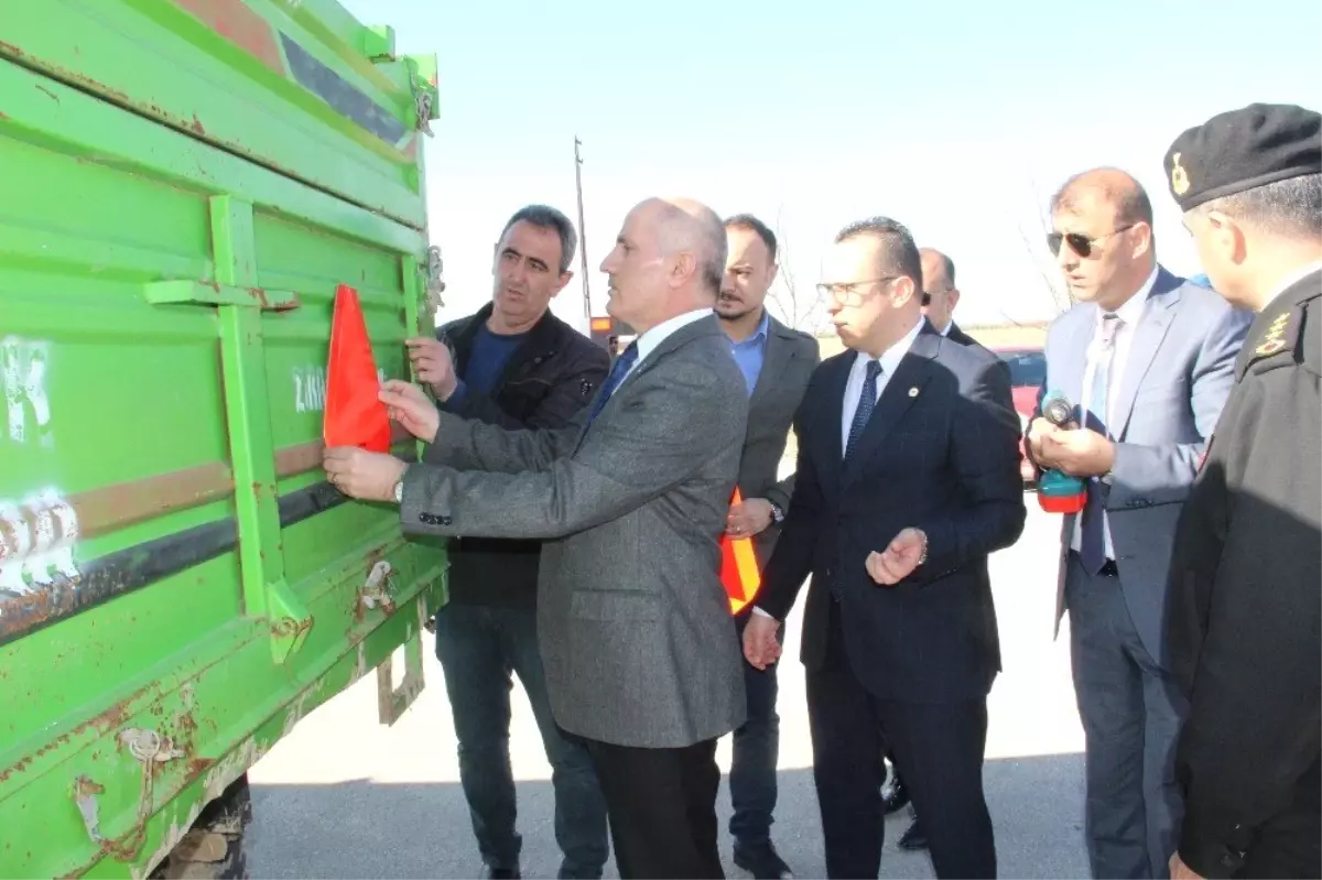 Vali Meral: 'Can ve Mal Kaybını Önlemek İçin Reflektör Çok Önemli'