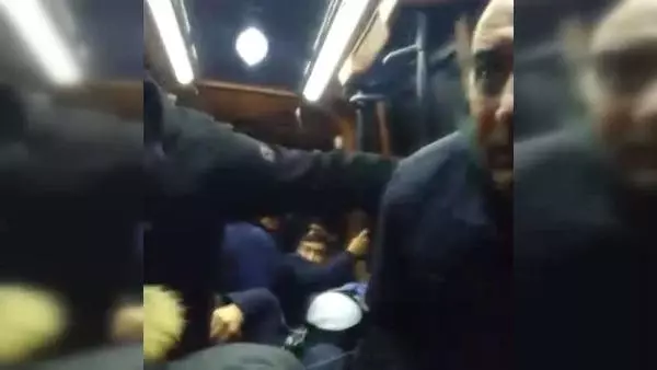 İstanbul'da Dehşet! Gözü Dönmüş Saldırganlar, İçi Yolcu Dolu Minibüsü Taradı İstanbul'da Dehşet! Gözü Dönmüş Saldırganlar, İçi Yolcu Dolu Minibüsü Taradı