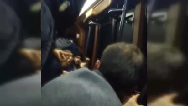 İstanbul'da Dehşet! Gözü Dönmüş Saldırganlar, İçi Yolcu Dolu Minibüsü Taradı İstanbul'da Dehşet! Gözü Dönmüş Saldırganlar, İçi Yolcu Dolu Minibüsü Taradı