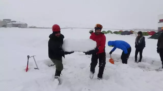 Dağcılar, İglo Oluşturup Geceyi Geçirdi Dağcılar, İglo Oluşturup Geceyi Geçirdi