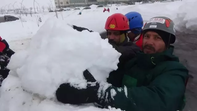 Dağcılar, İglo Oluşturup Geceyi Geçirdi Dağcılar, İglo Oluşturup Geceyi Geçirdi