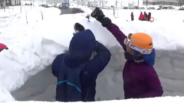 Dağcılar, İglo Oluşturup Geceyi Geçirdi Dağcılar, İglo Oluşturup Geceyi Geçirdi